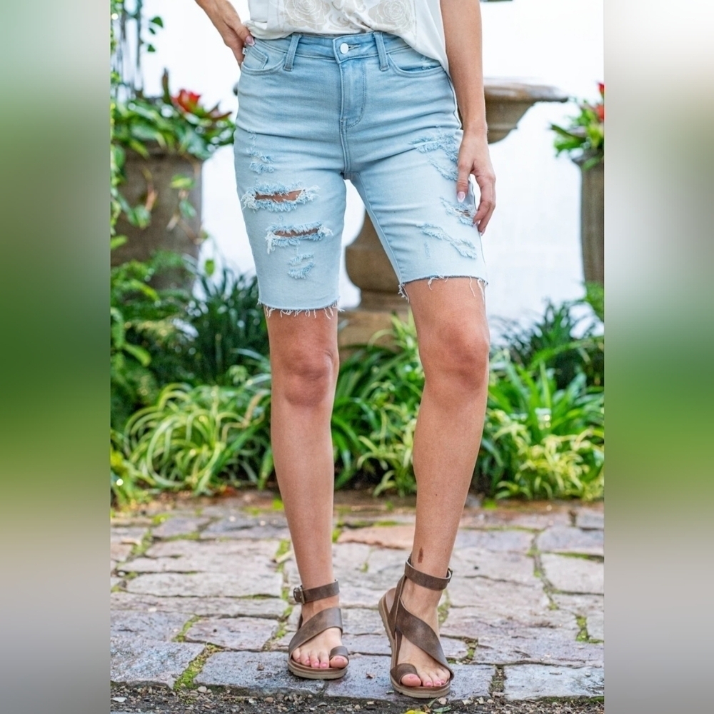Judy Blue High Rise Light Wash Bermuda Shorts Size Small